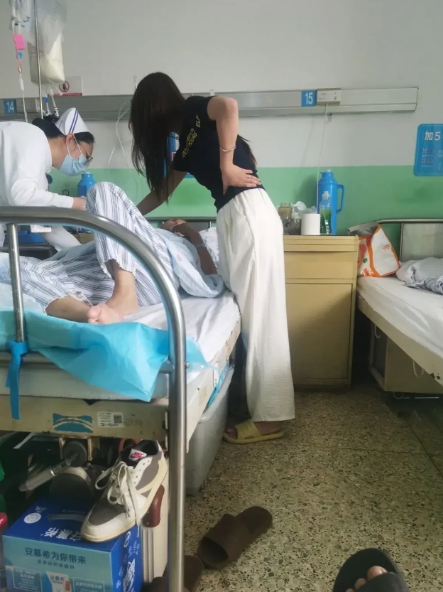 女儿已经成了照顾老人的主力军