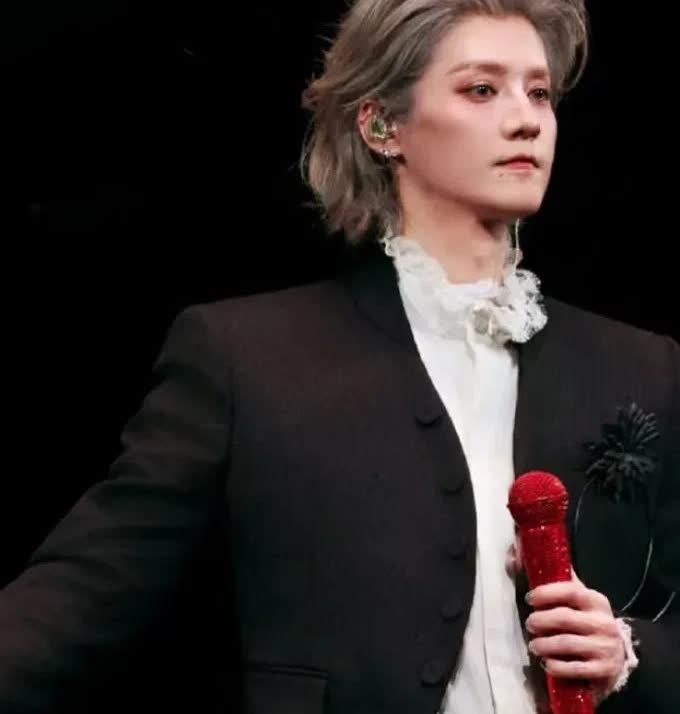 不用尬吹
鹿晗这次上海演唱会
他的状态比上次差远了
上次鹿晗一出来真的是惊