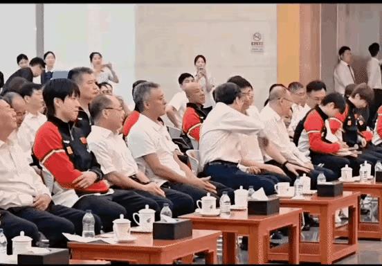 全场就莎宝一个人最忙，领导们就在边上看着她忙，签不完，根本签不完！
头哥也看着莎