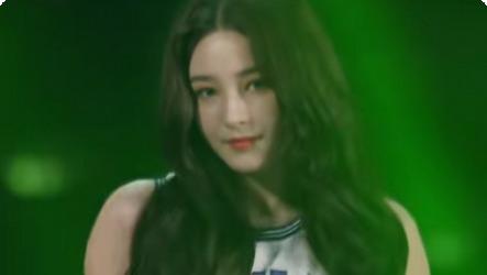 李承利微胖身材绝美，丰腴性感，女人味十足。