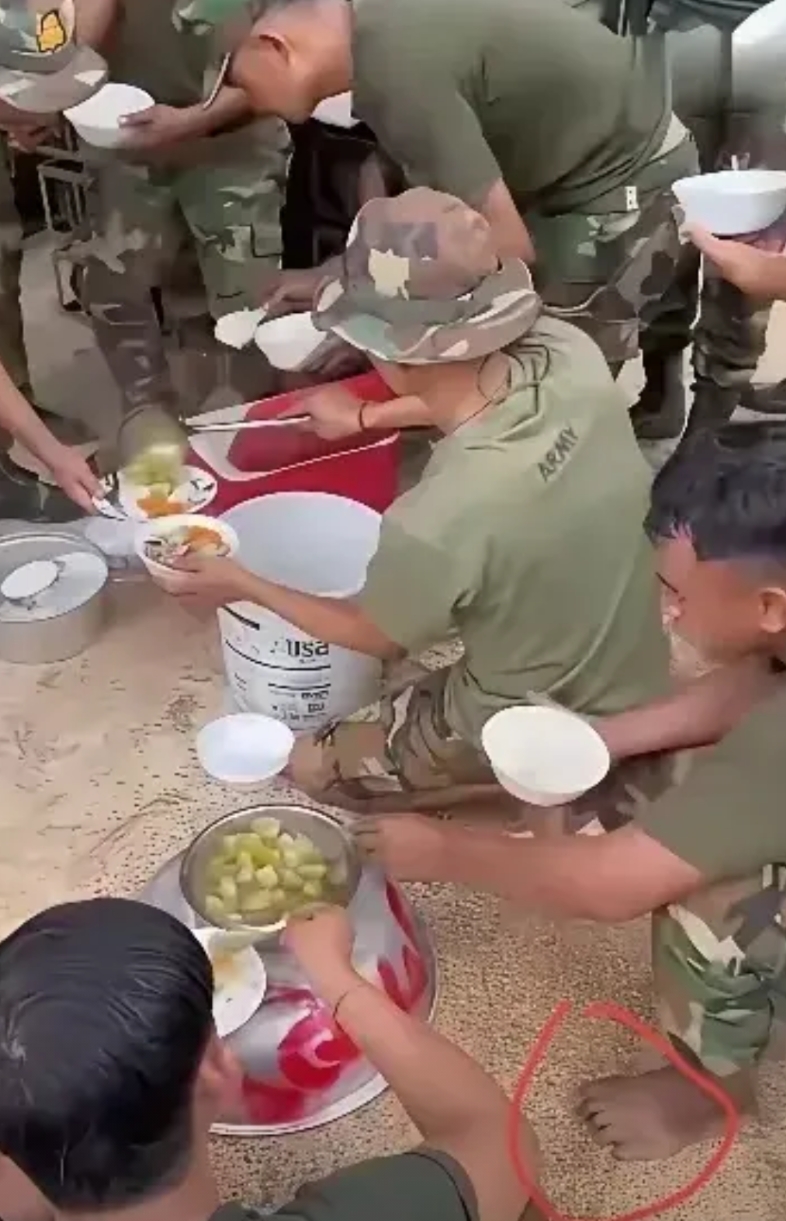 看看这个柬埔寨士兵的衣食住行，就知道不输都不行，或者就不是准备来打仗的，他们估计