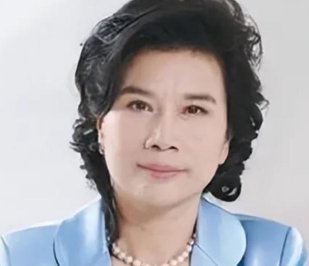 电梯里，董明珠碰到一个提着饭盒的男员工，她问：“你要去几楼啊？”男员工不卑不亢地