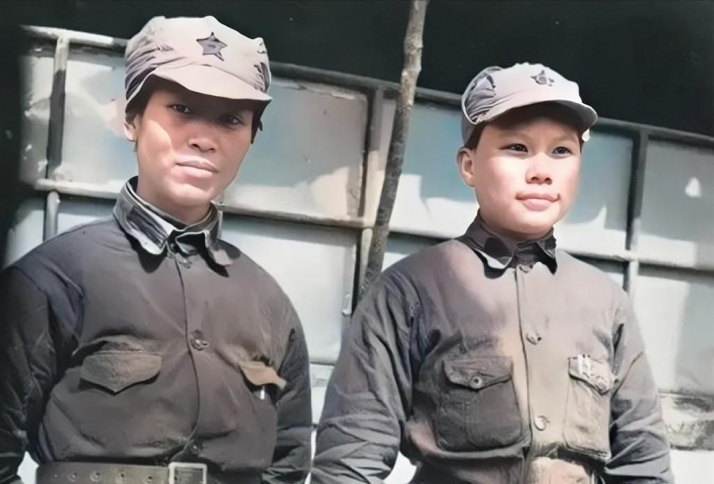1935年，陕北延安，贺子珍与康克清两位传奇女红军的珍贵合影照片，两人虽然穿着破