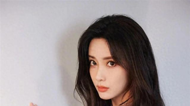 曲线惊艳却十年无女主命！网友怒问：她究竟动了谁的蛋糕？