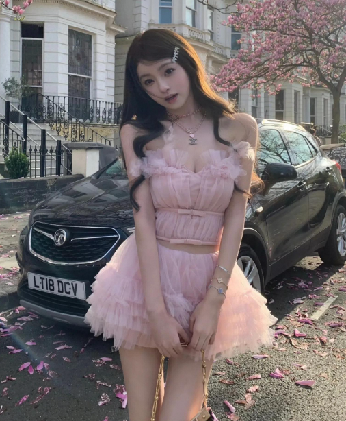 王思聪女友懒懒国外街头美拍，王思聪真有福气