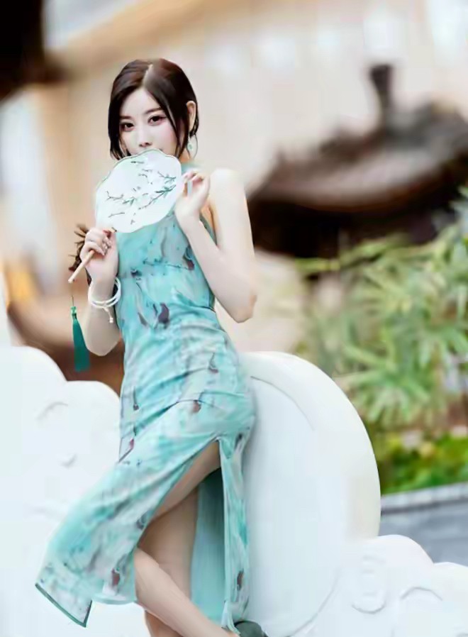 杨晨晨的孔雀绿旗袍以墨绿色丝绒材质为主，结合丝绒特有的光泽感，呈现出神秘高贵的气