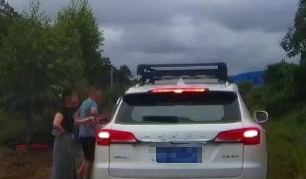 饶了“亮证女”吧，得饶人处且饶人！
两车在乡间小路相遇，奔驰女车主硬要对方让道，