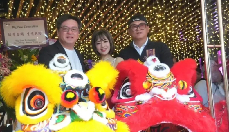 6月14日，香港娱乐业地标之一的“大富豪夜总会”在尖东重新开业。为了营造人气，邀