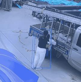 美女用一只手托起了一个家庭