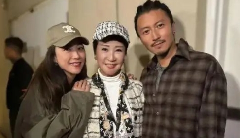 陪伴谢霆锋23年，39岁赴美生子，如今53岁和女儿同框成人生赢家！