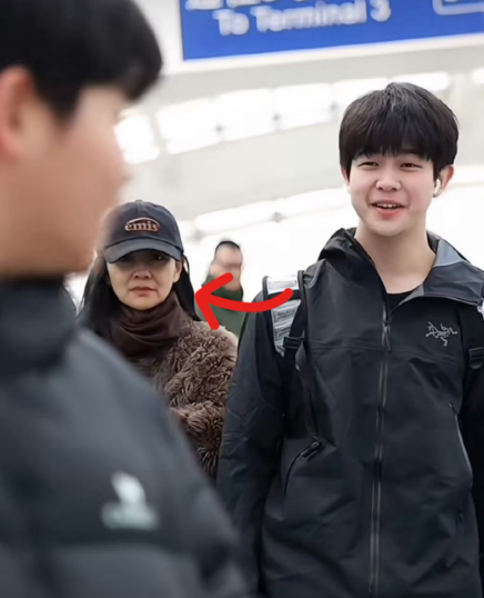 站在安吉旁边的胡可
有一件事情大家可以不用争了
那就是带孩子累，还是赚钱养家累