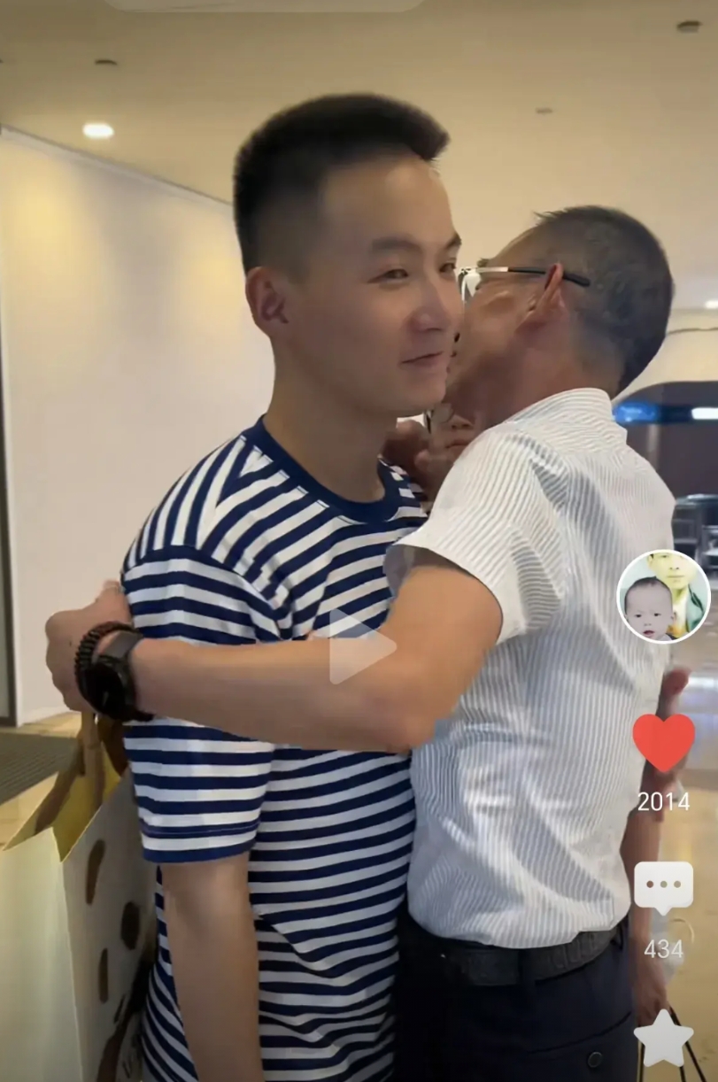 谢浩南爸爸父亲节，直接坐飞机，去看谢浩南了！
谢岳这波操作，真是煞费苦心啊！
