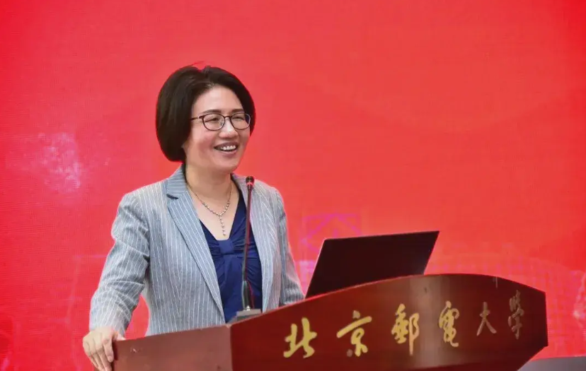 何庭波1969年生于湖南长沙，1996年加入华为，从光通信芯片工程师起步。初入华