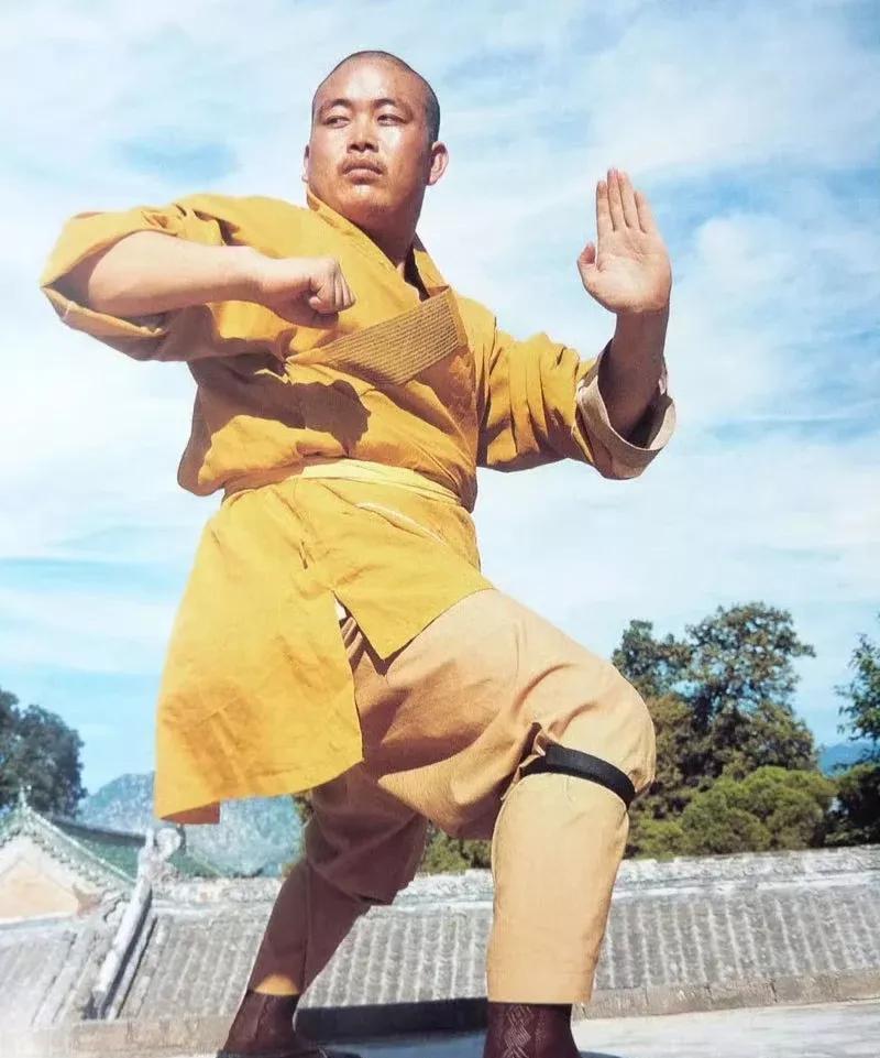 穿黑丝的释永信
这袜子根本打不了拳   
太滑了[笑哭]