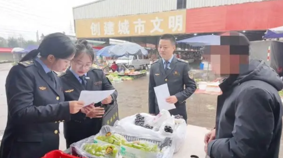 “我进货怎么看得出来它不合格？”大爷摆摊卖芒果，一共挣了25元，却因农残超标面临