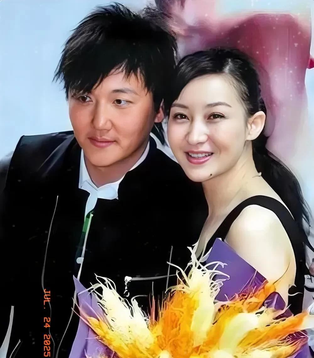 今天咱来唠唠孙楠这复杂又让人唏嘘的感情史，
真的太抓马了！
1999年，孙楠在成