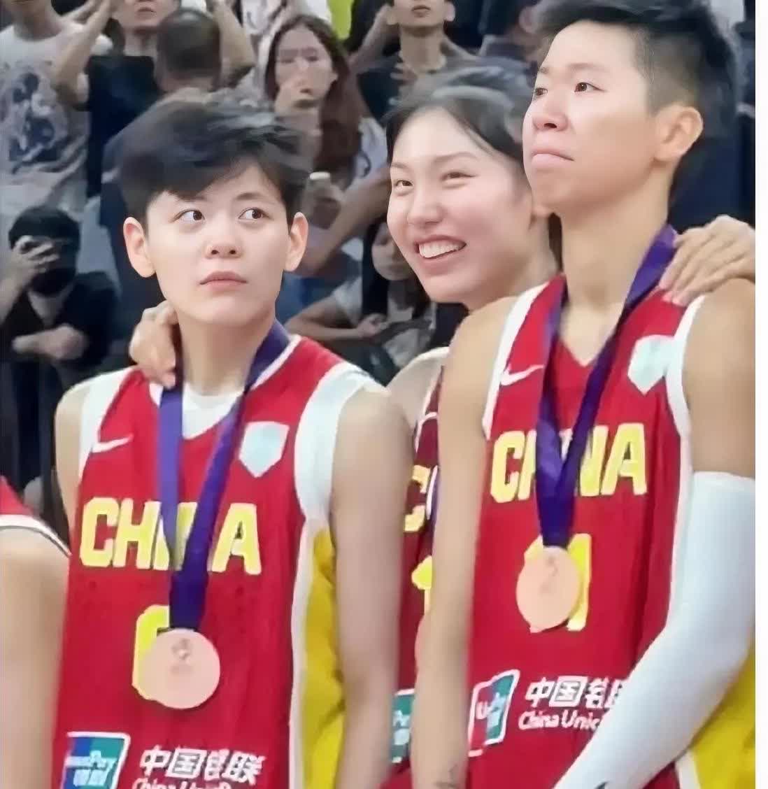 女篮也出现了“偷笑门”！多数球员都哭了，她却开心的笑了！

在女篮亚洲杯的颁