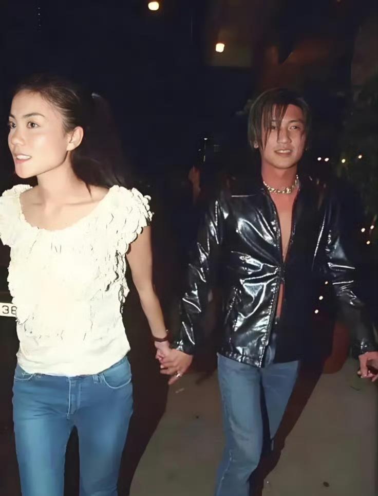 谢霆锋是不会和王菲结婚的，早在他和张柏芝离婚后他就说过自己不会再婚！
但很多人都