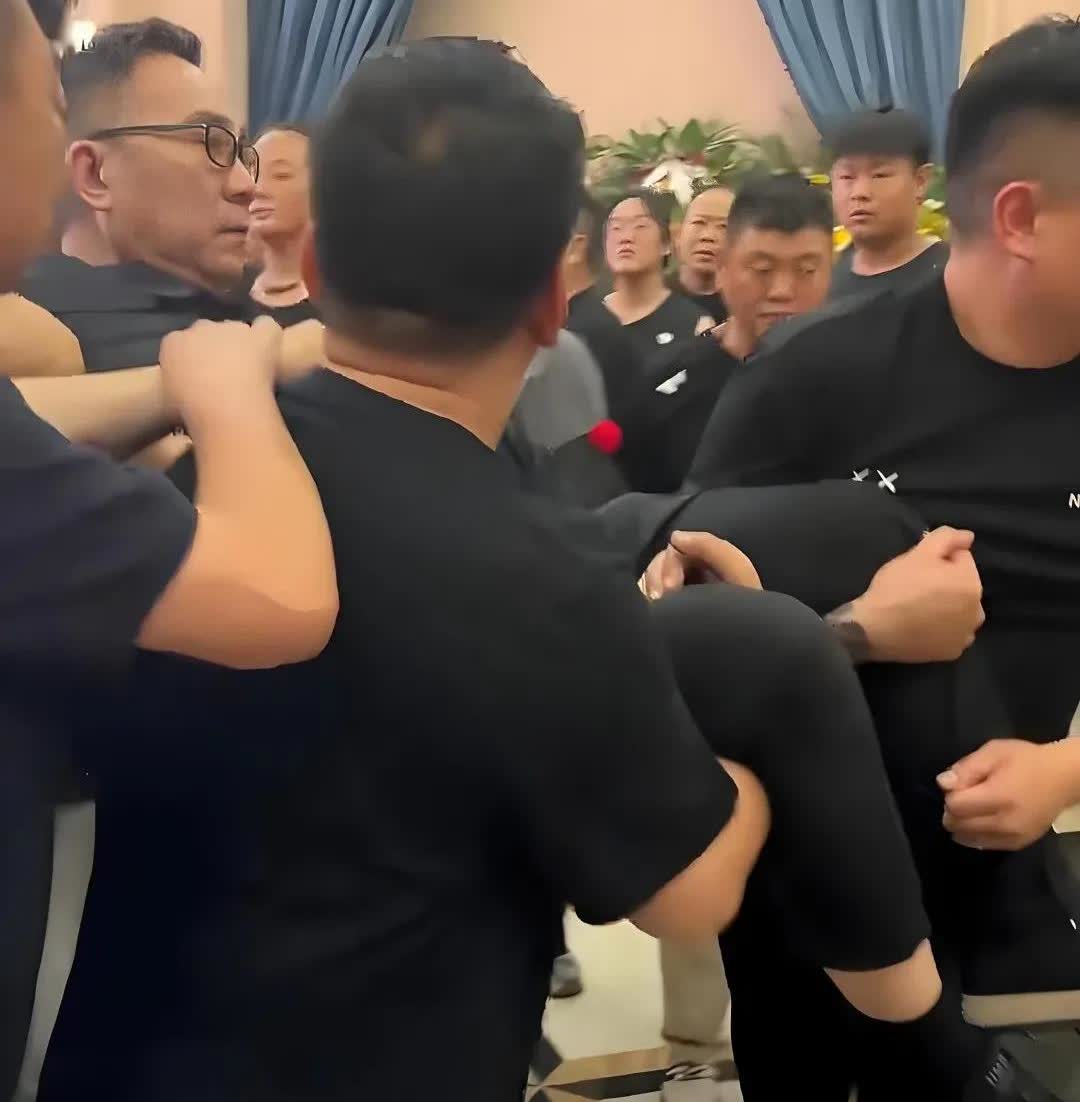 亡父灵堂痛不欲生，杨议当场险些昏倒！
昨日，海河艺术家杨议，经受不住老父亲杨少