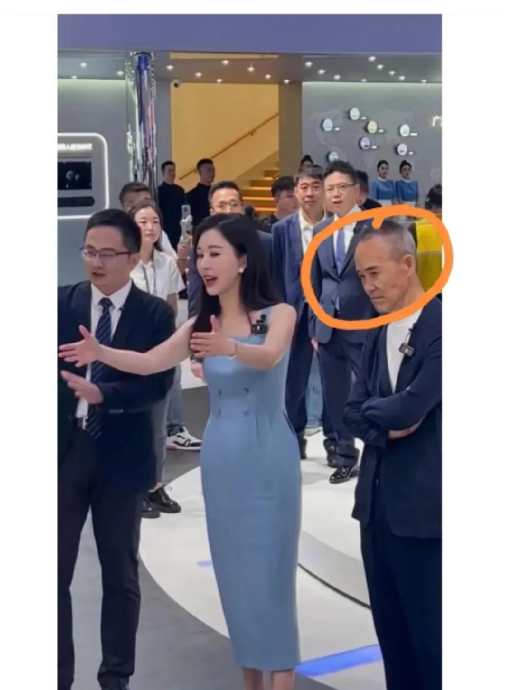 像不像贵族和她的老管家……[黑线]？
按说，田女士应该在门边等着老王下车，搀扶一