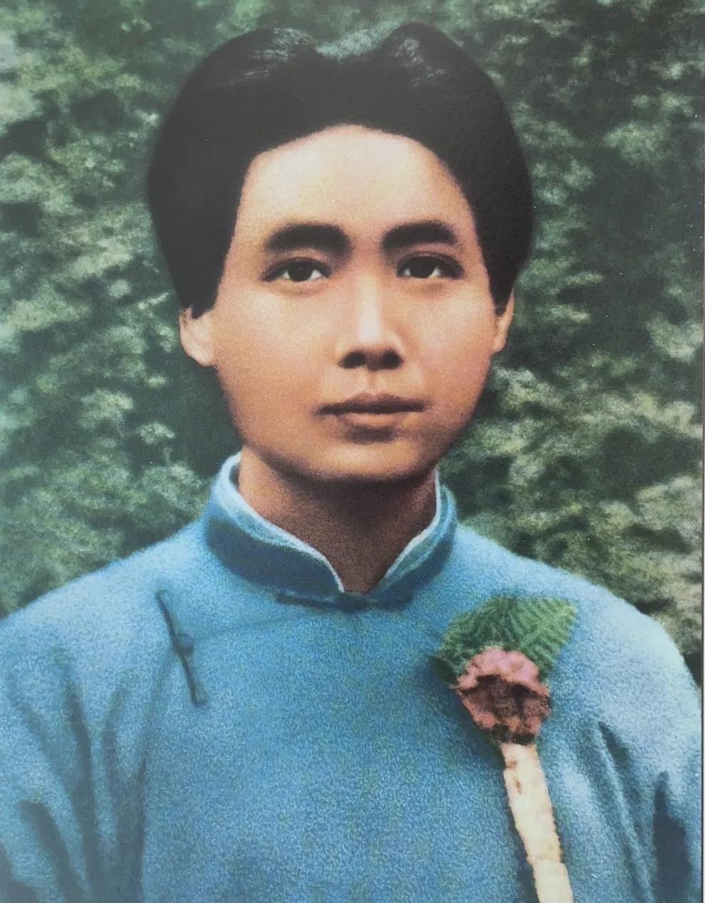 郭沫若第一次见到年轻的毛主席，惊叹毛主席的相貌，称他“如妇人好女”，形容毛主席长