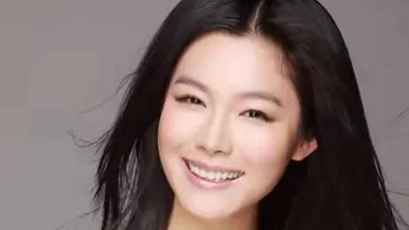 44岁于娜形象大变上热搜，一身珠宝价值百万 朋友曝光真相令人心疼