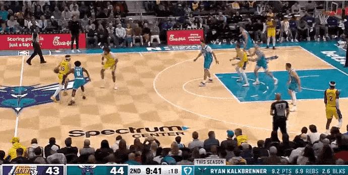 里夫斯真会造犯规啊，连亚历山大来了都得叫声大哥！在今日湖人对阵黄蜂的第二节比赛中