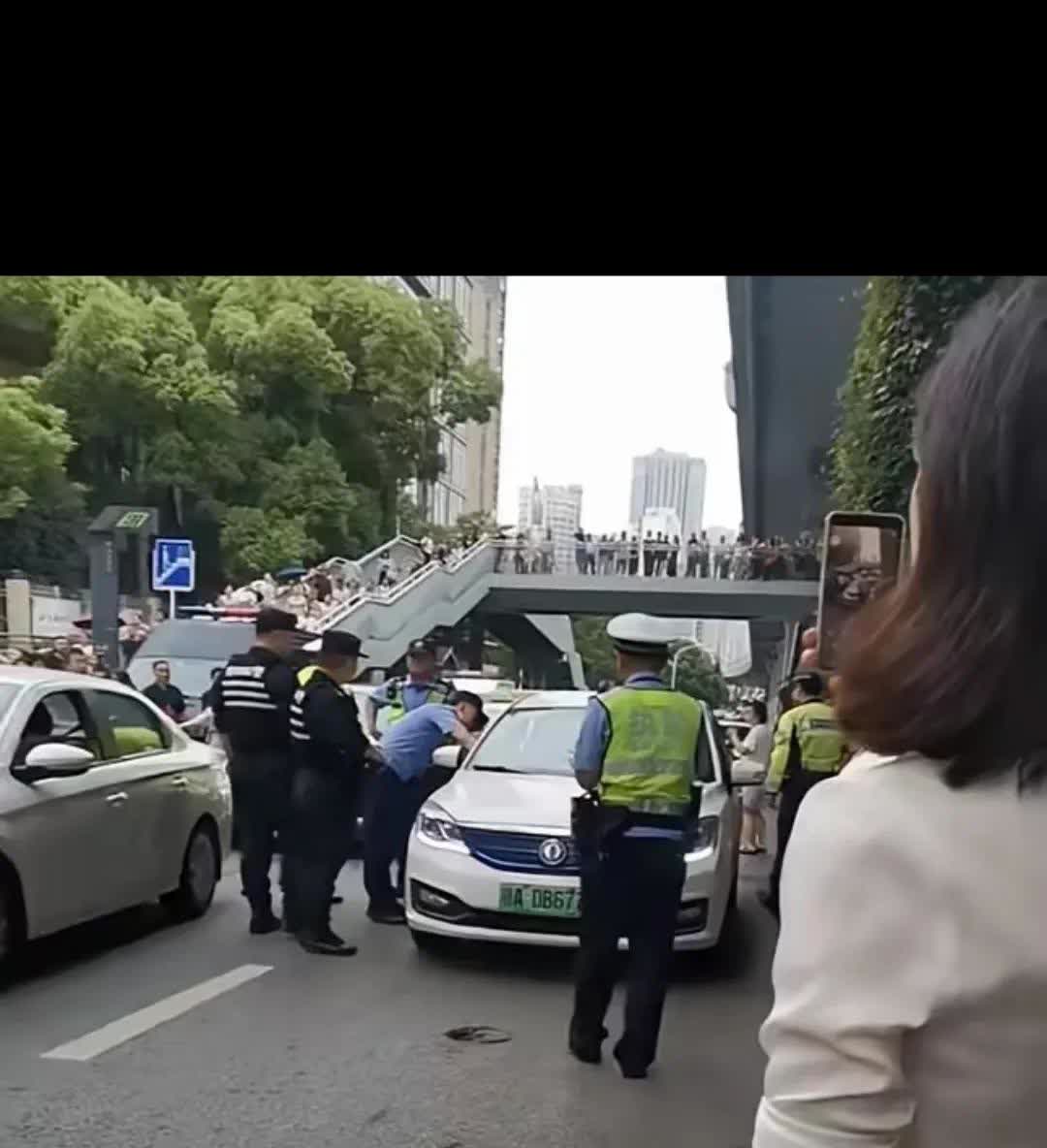 湖北一名狂按喇叭司机，心情比高考生更急？   6月7日，湖北黄石，一名司机在高考