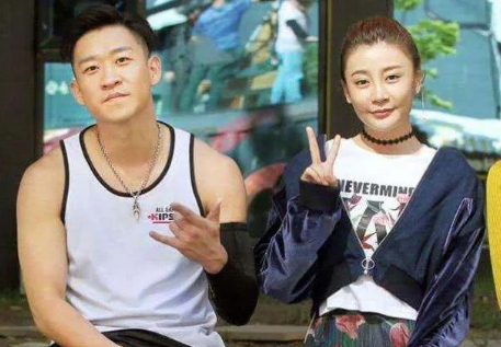 2019年，曹云金拉着刚生完孩子的唐菀去离婚，刚出民政局，就甩下500w给唐菀，