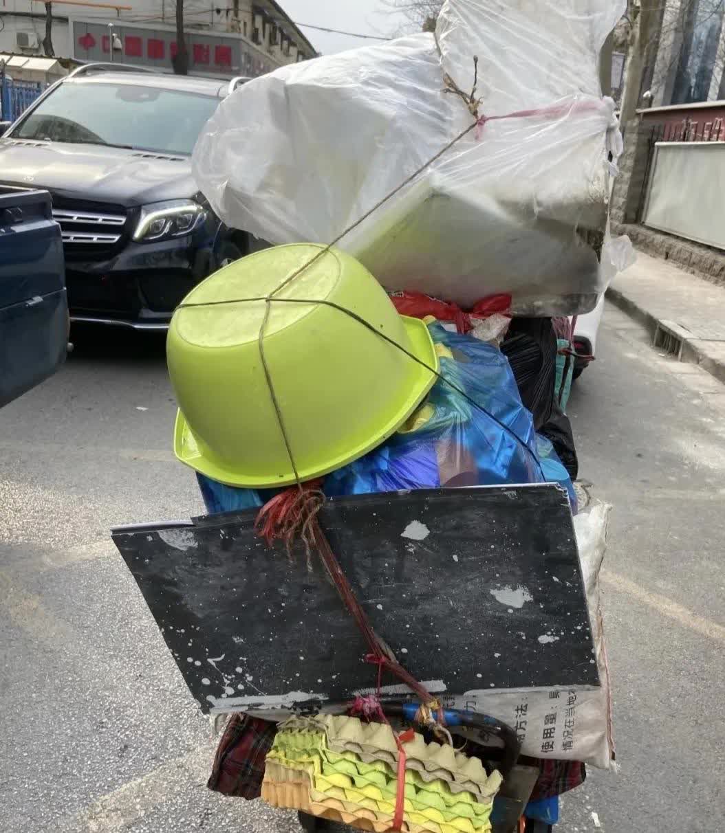 今天有居民反映有位大爷整天在小区捡垃圾还把垃圾带到家里。
导致电梯时不时会散发