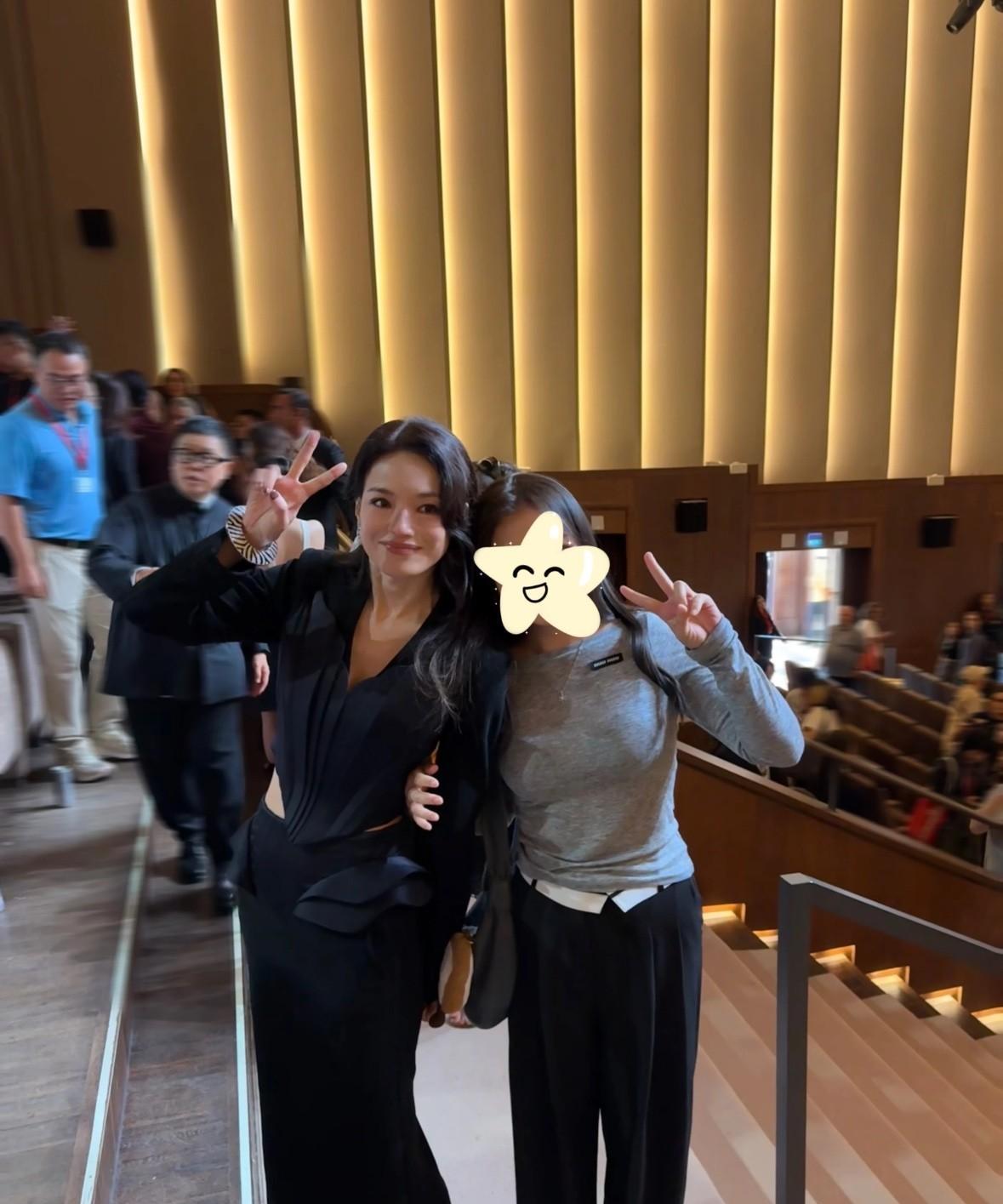 从演员到导演舒淇携《女孩》惊艳亮相！
一身设计感黑裙又美又飒，状态好到让人恍惚，