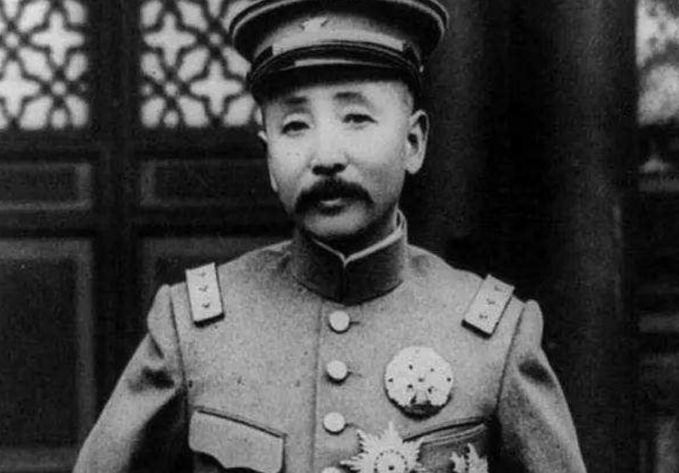 1915年，张作霖的小舅子掏枪，射碎大帅府外整条街的路灯。张作霖大怒，命令卫队长