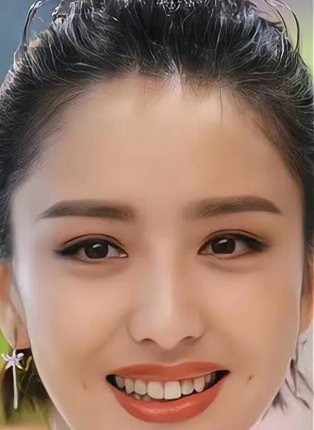 佟丽娅说：“我最讨厌别人说我坚强，一个人带儿子不容易。”佟丽娅朋友说：“我们现在