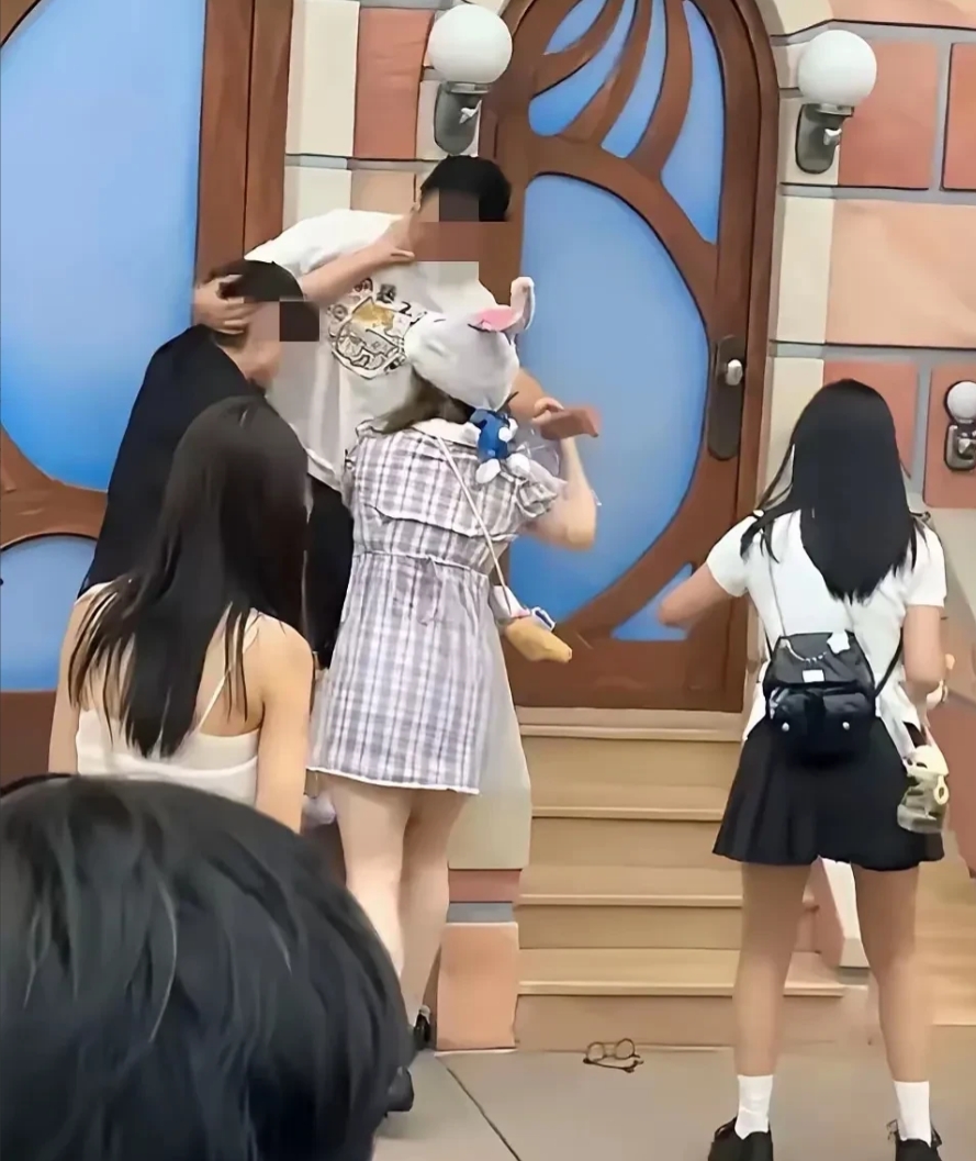 迪士尼打人者不对，被打者也令人生气。22岁男子闫某某与女友两人打一人我能忍，但是