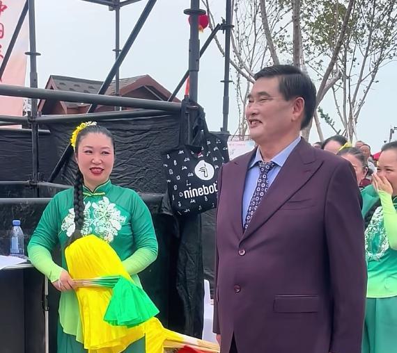 大衣哥朱之文丰收节献唱，紫西装闪耀舞台。
中国农民丰收节现场，大衣哥朱之文一袭紫
