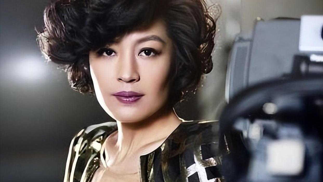 多次拒绝赵本山，凭一己之力改春晚基调的哈文，如今长期定居美国