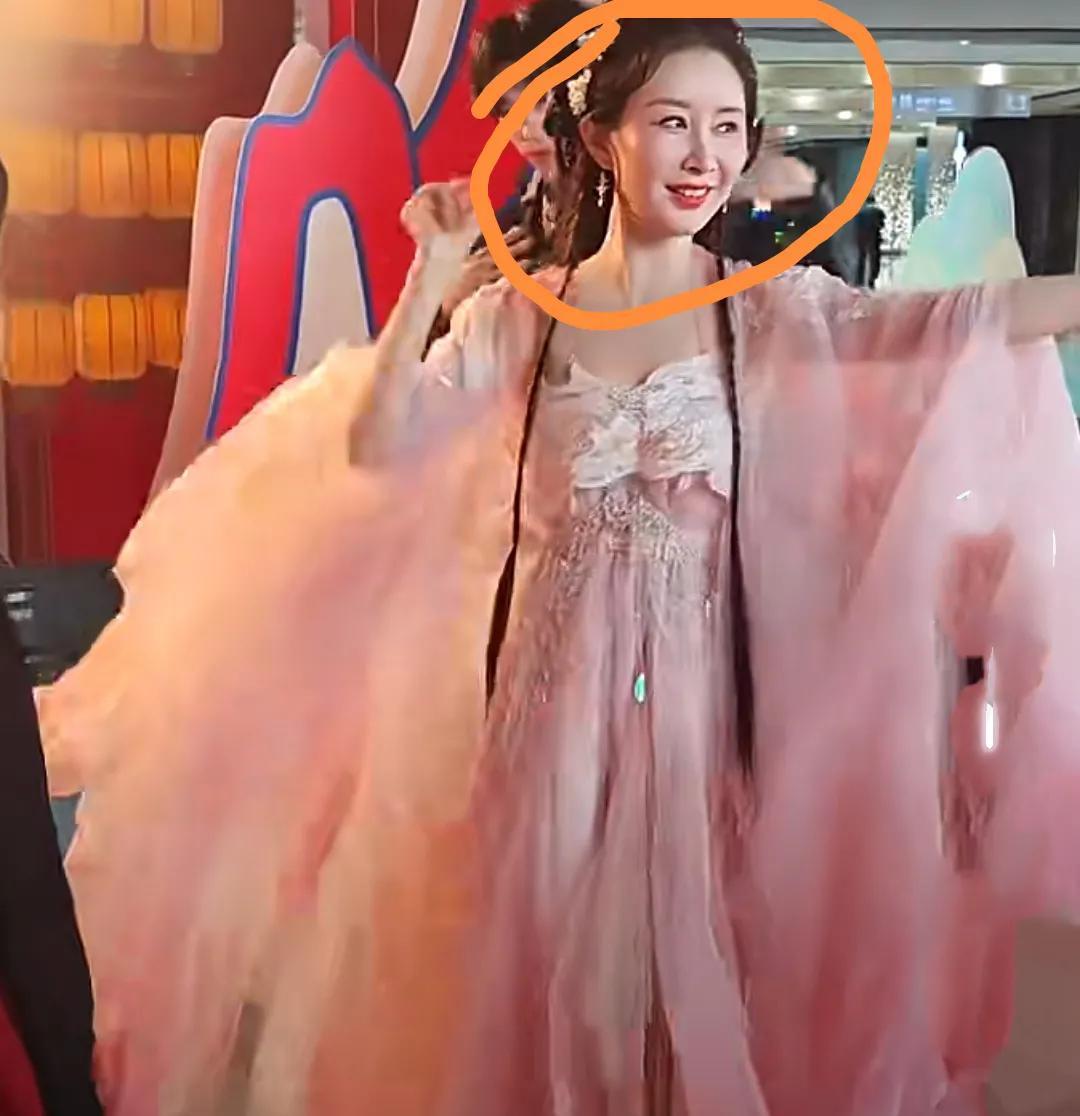 “童年女神”终归是有了岁月的痕迹！
舒畅现下这种状态突然感觉她老的好快，明明精心