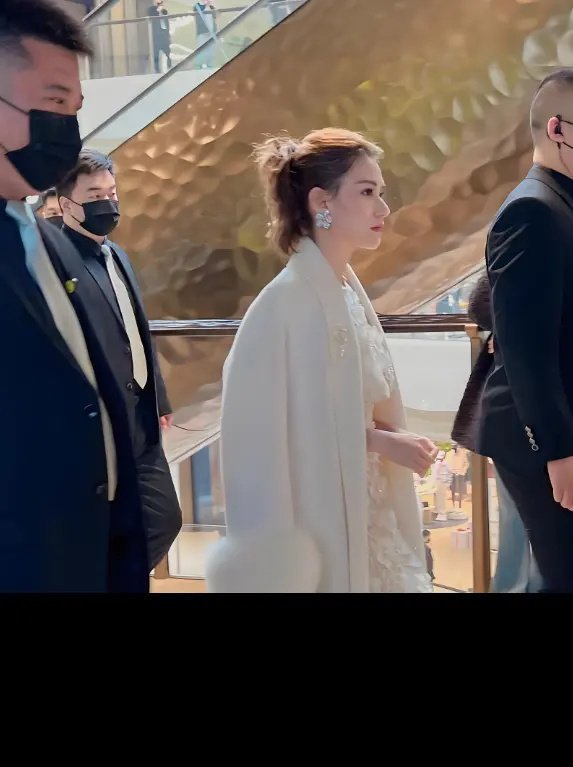 何超莲生图曝光 ！赌王最美千金与窦骁陷入婚变传闻？ ​​​