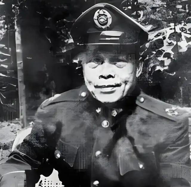 陈济棠是一个很矛盾的人。他在任时把广东治理得非常好，大搞城建：修了30几条马路，
