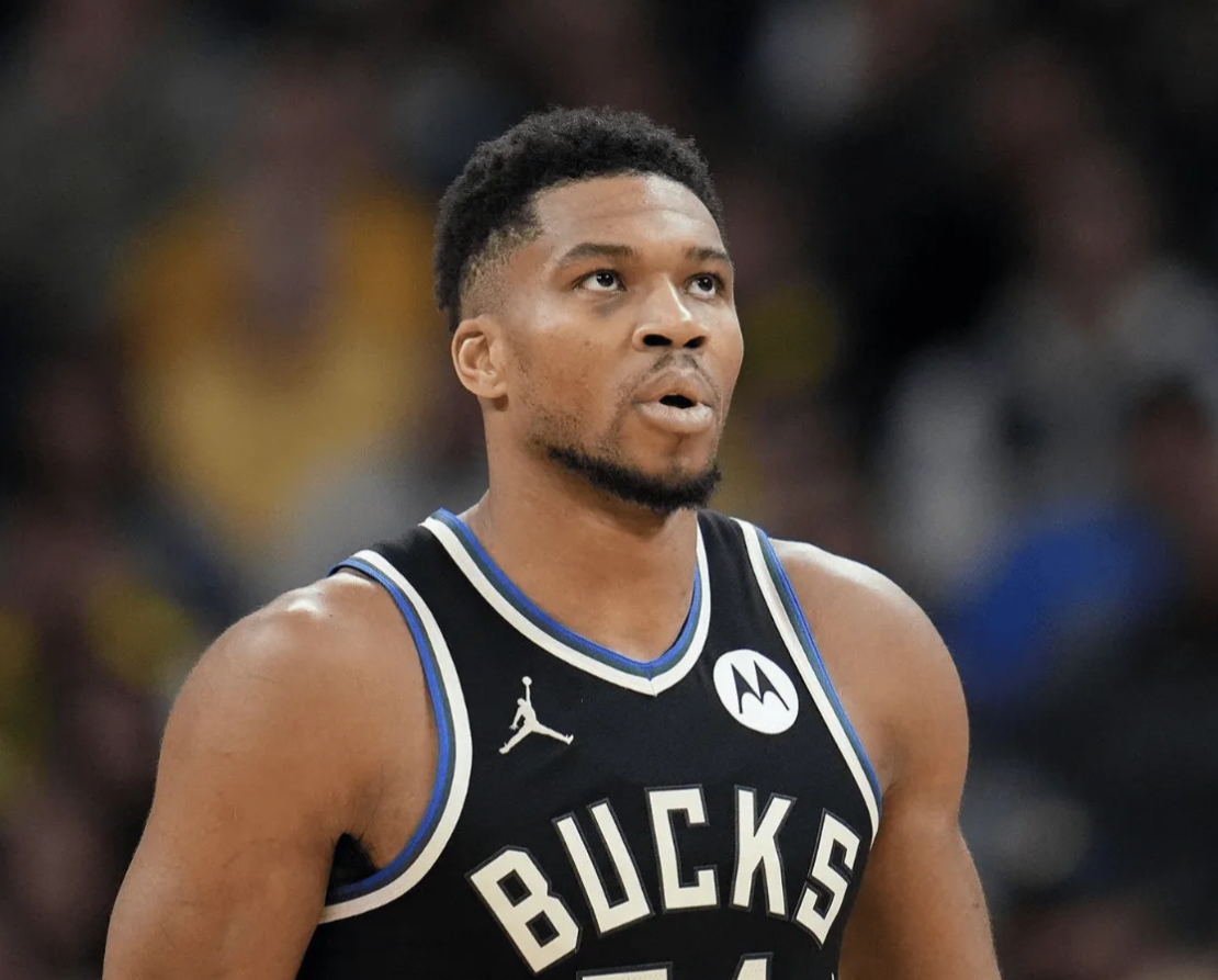 雄鹿球员扬尼斯-阿德托昆博接受了TA记者Sam Amick的专访。
记者：你的计