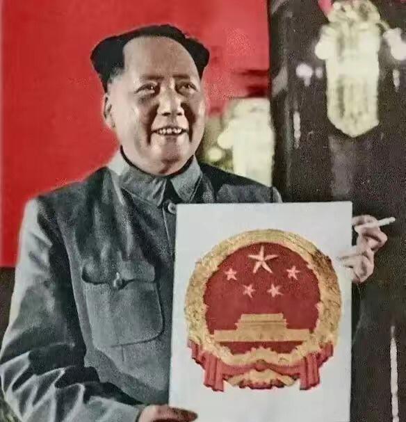 伟大领袖毛主席为选定国徽而高兴，这枚国徽是谁设计的？
中华人民共和国国徽主要设计