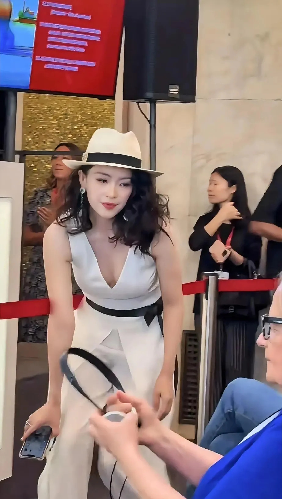 章子怡优雅举止获赞

















不敢相信！章子怡在国外活动