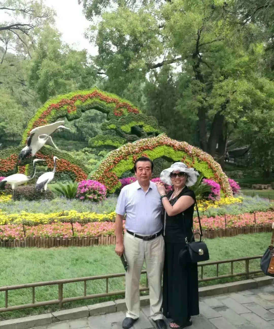 花间人影动，鸟语入画来。