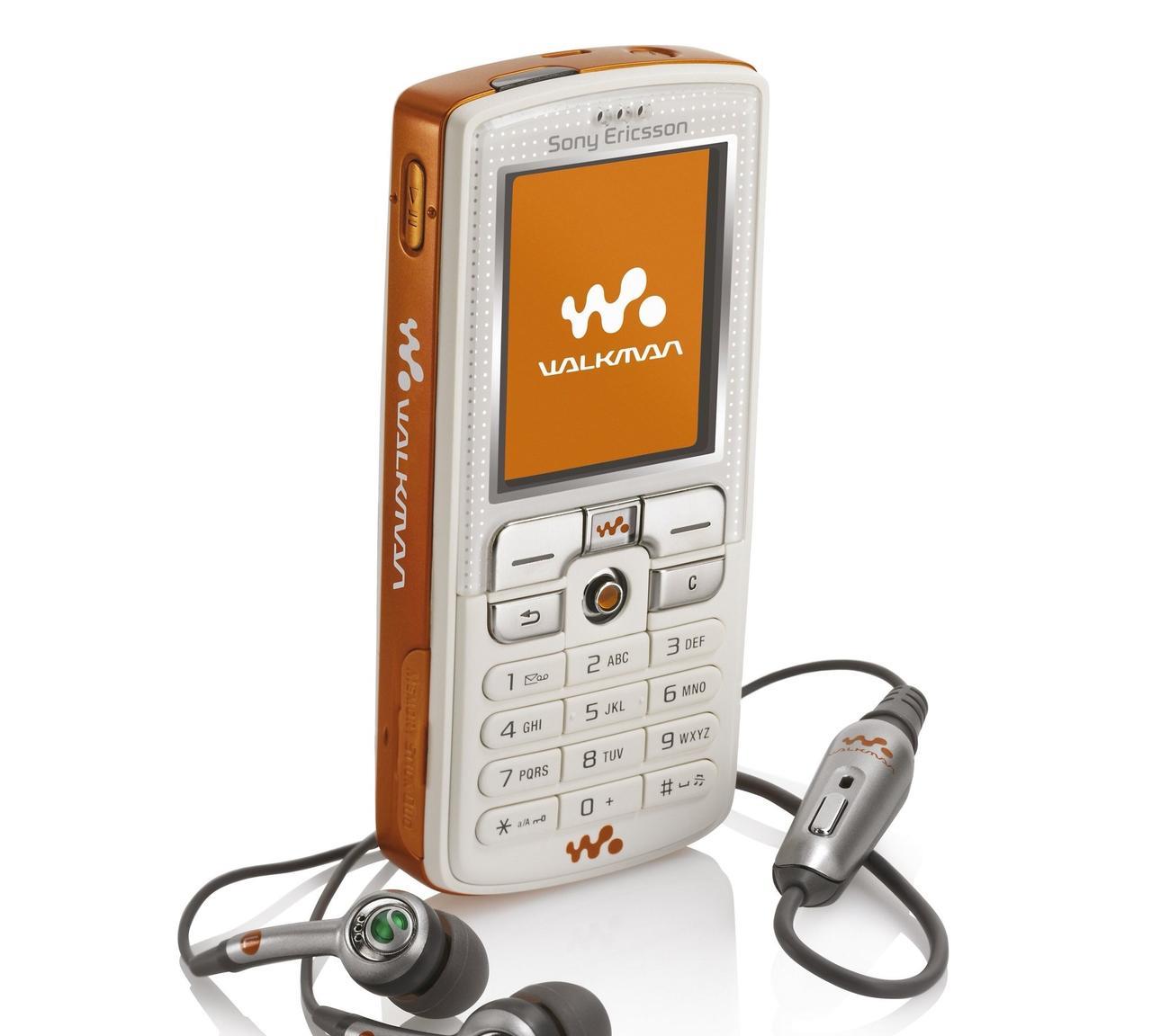 索爱W800i，2005年谁要是出门带着它，再挂个耳机，简直不要太拉风哦！