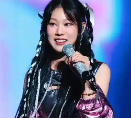 44岁的小沈阳曾因喜剧风格家喻户晓，如今18岁女儿沈佳润正悄然为他争光。她自信大