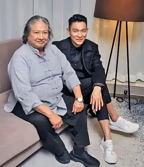 飞得高不算什么，落地时还记得扶过你的人，才是真体面