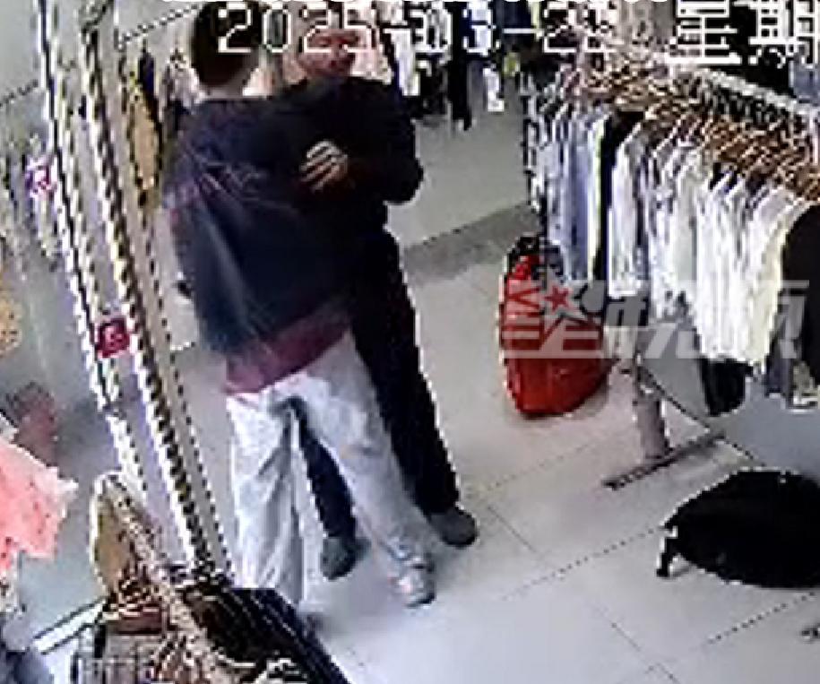 【七旬老翁换乘五趟车程四小时探望孙儿】三月二十二日，江苏张家港。七旬老人从家乡辗