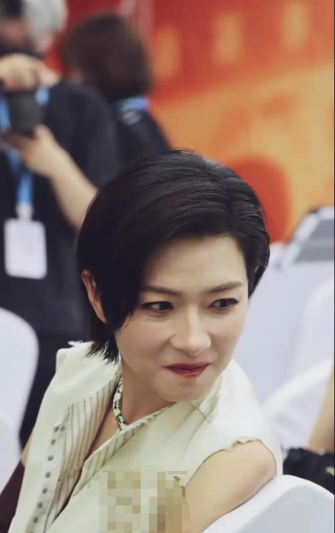 有一种美叫万茜的美，简单大方，鼻子绝美 侧颜杀！真好看 只是皮肤不好 很干 ，该