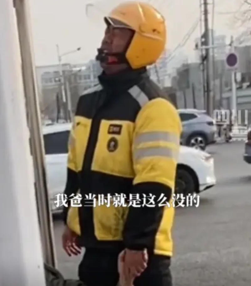 “这个小哥火了”，河北保定，醉酒男子倒在路边不动弹，一外卖小哥路过，紧张的上前查