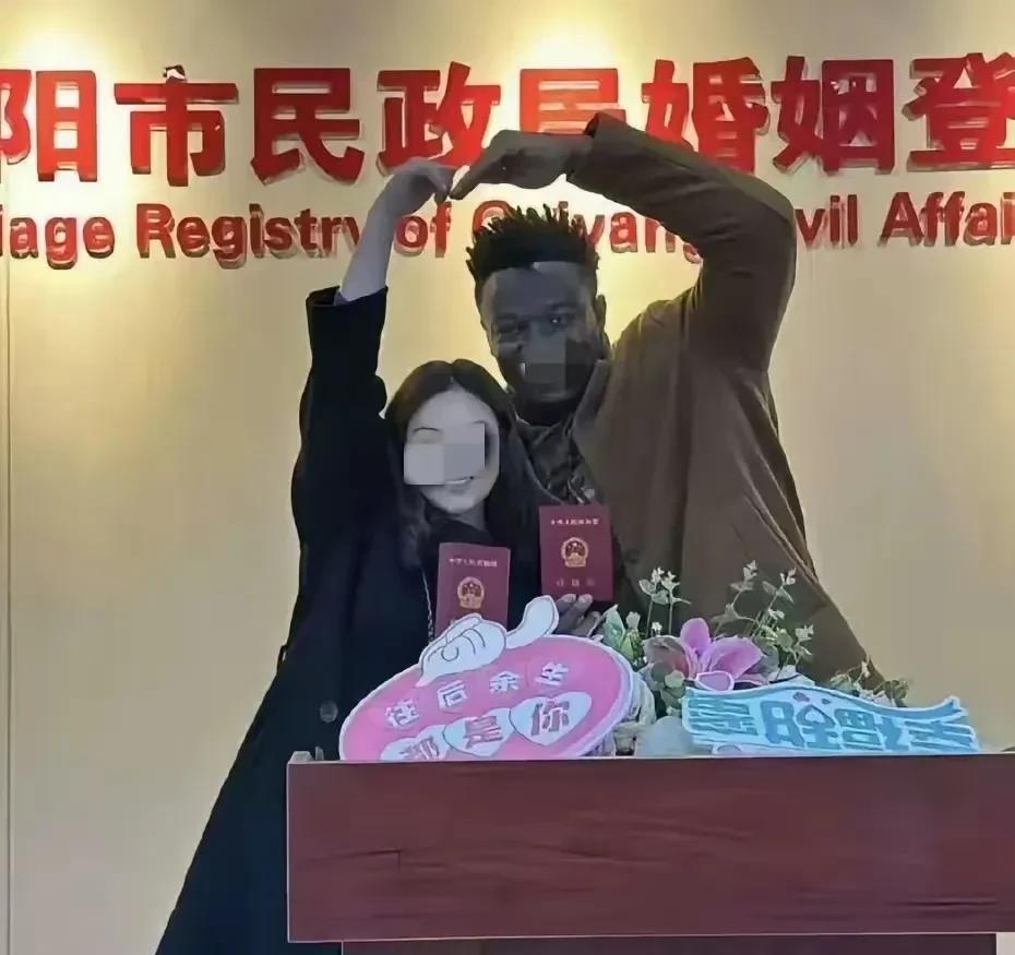 又一对情侣喜领结婚证
看他们幸福的样子
真是让人羡慕呢
恭喜他们
幸福美满
早生
